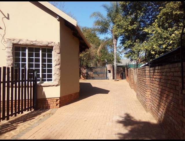4 BEDROOM HOUSE FOR SALE IN ROOIHUISKRAAL